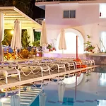 Tinas شقة فندقية 4*