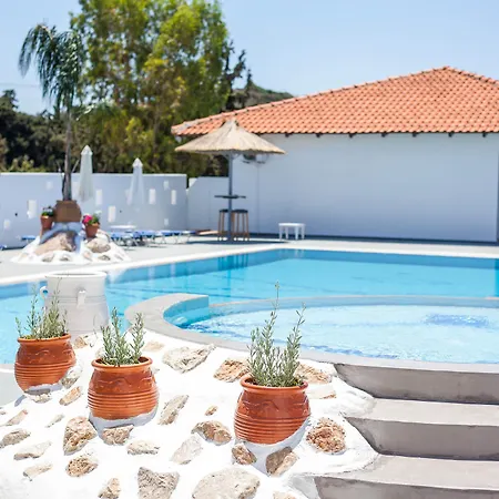 Tinas Plus Hotel 2*